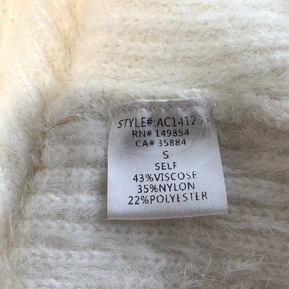 Sadie & Sage Fuzzy Pearl Button Cardigan/Top Size Small - Picture 8 of 8